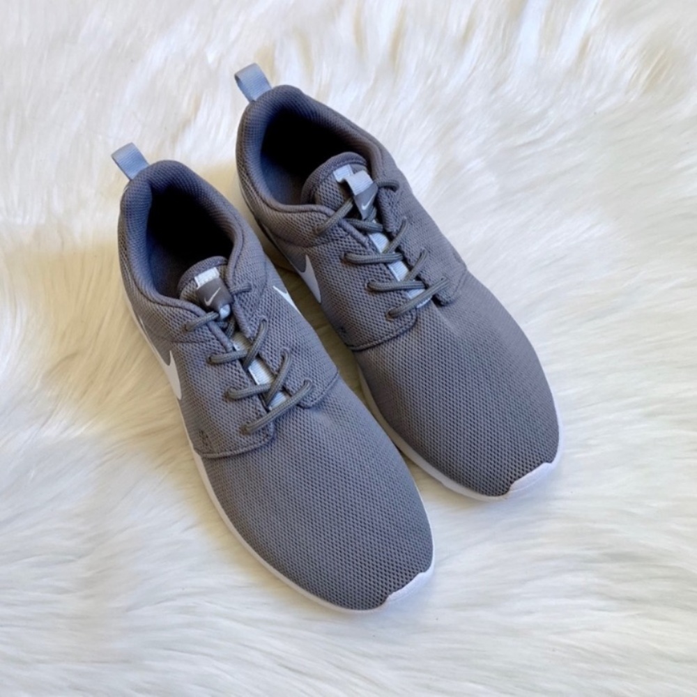 Nike Roshe One Sneakers In Grey/Platinum - Picture 4 of 8